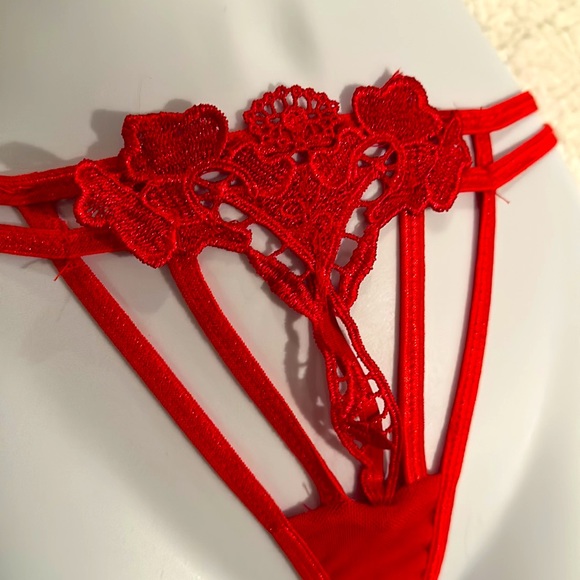 Sexy open cup red bra and thong set (s) - Picture 5 of 8